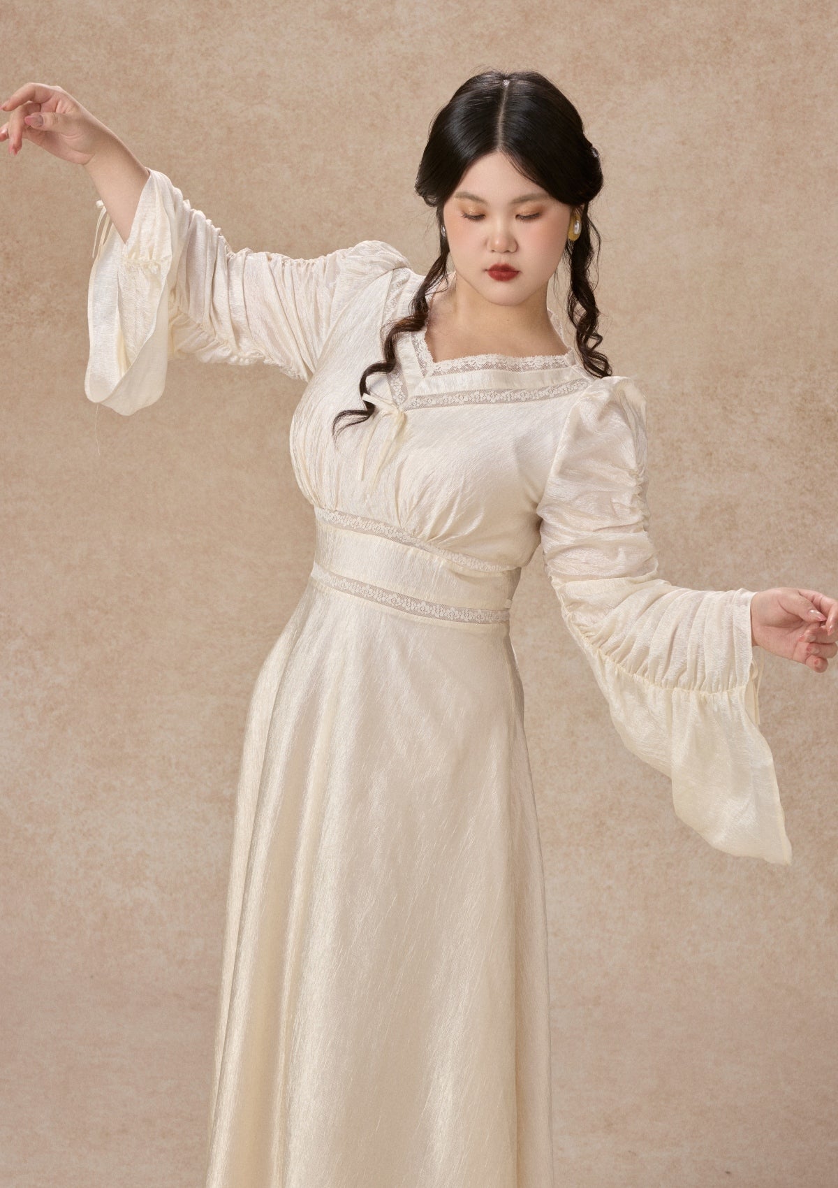 Curve&Plus Flowing Light Hymn Dress