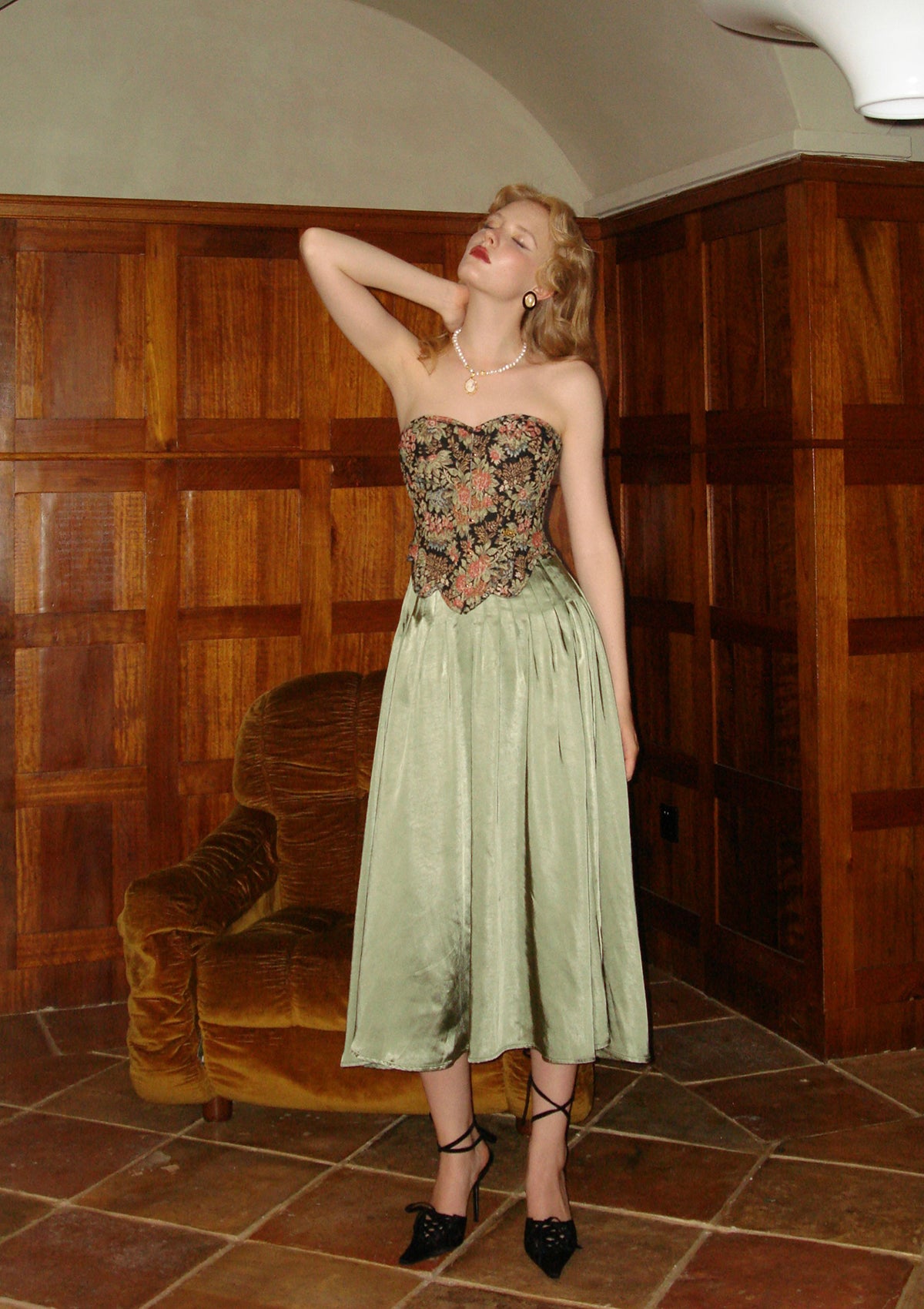 Lacemade "Flower &amp; Mirror" - French court-style floral jacquard corset