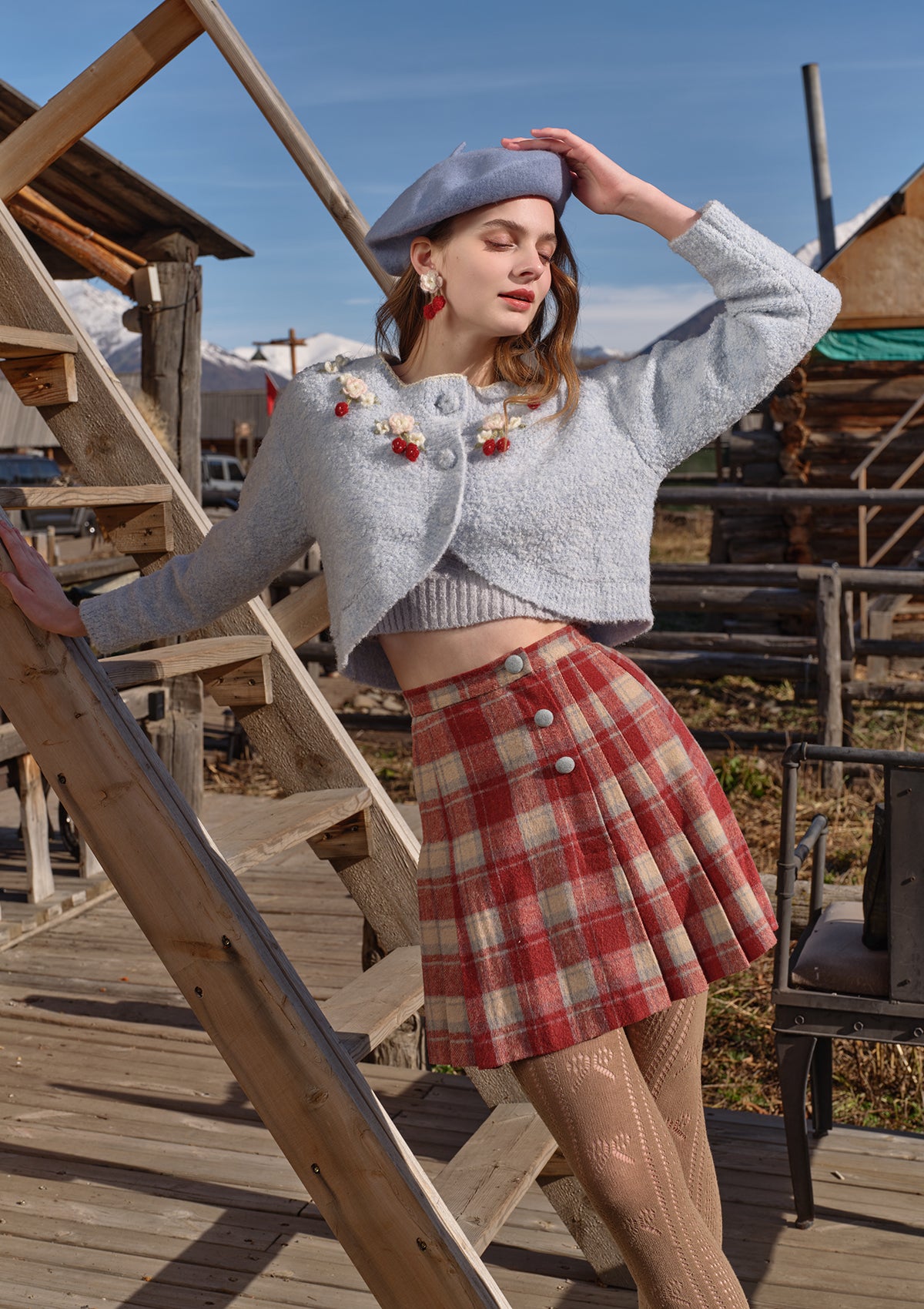 (US Exclusive) Rosey Christmas Cottage Skirt