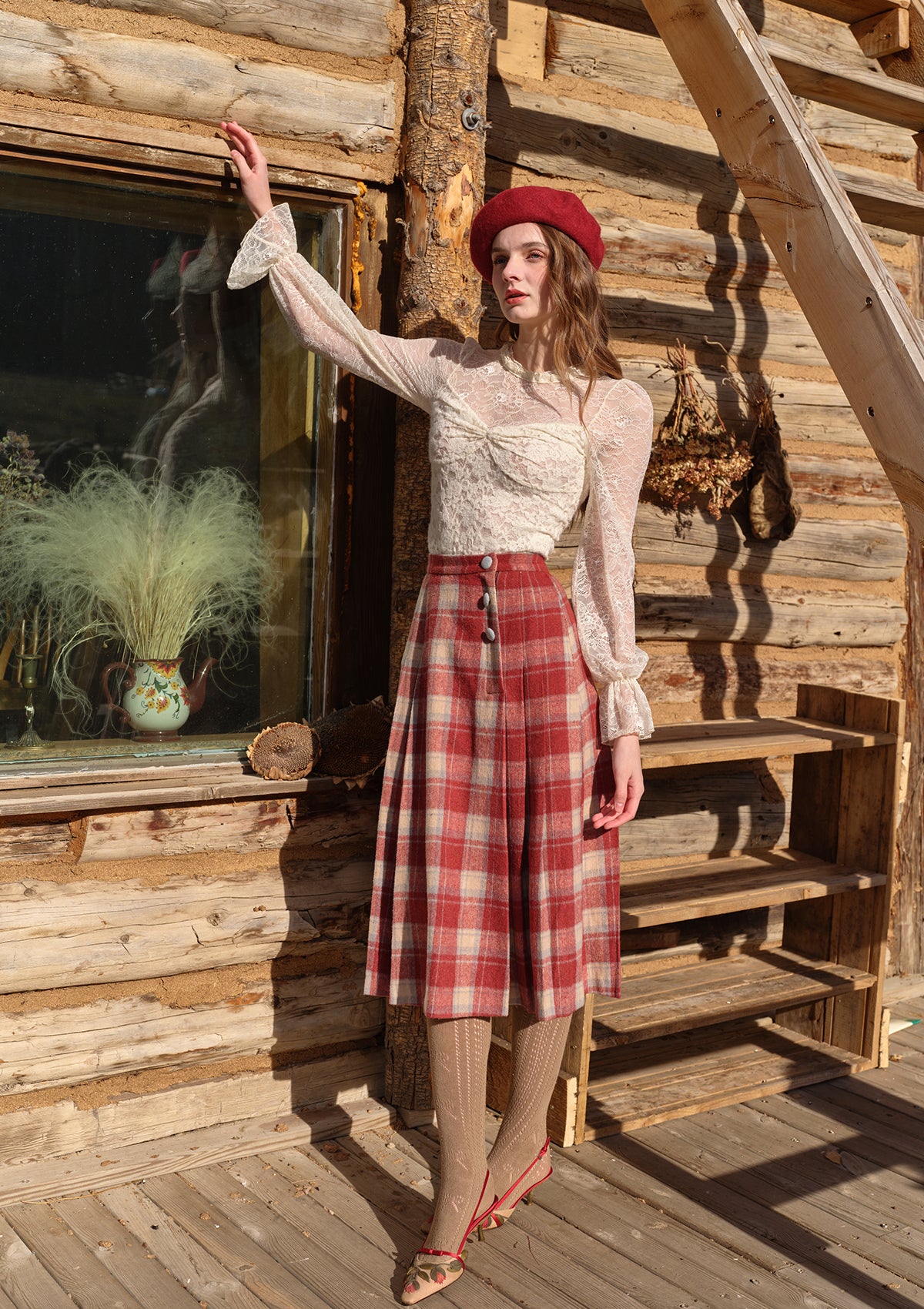 (US Exclusive) Rosey Christmas Cottage Skirt