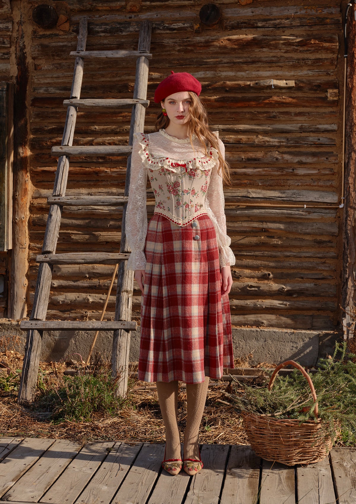 (US Exclusive) Rosey Christmas Cottage Skirt