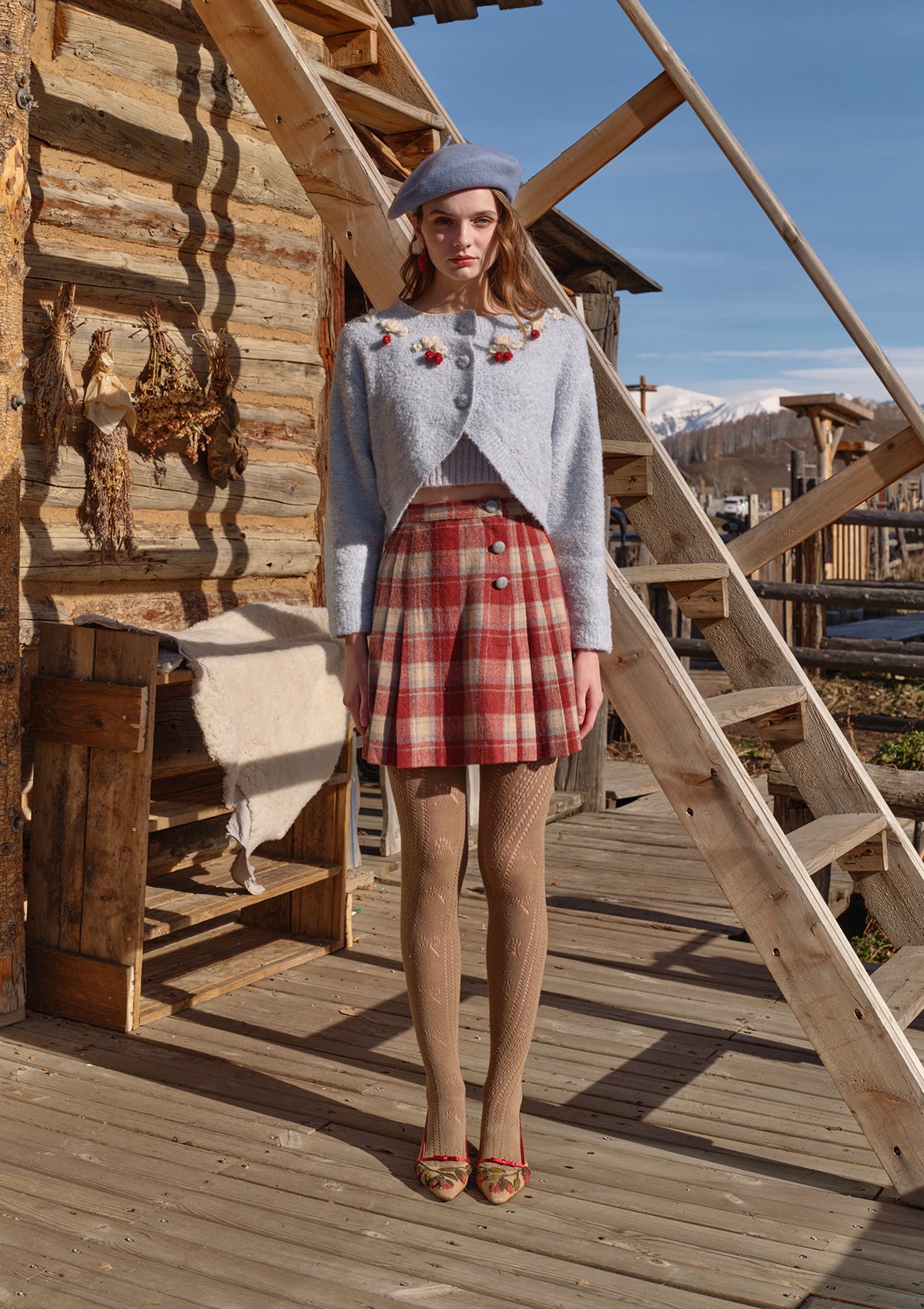 (US Exclusive) Rosey Christmas Cottage Skirt