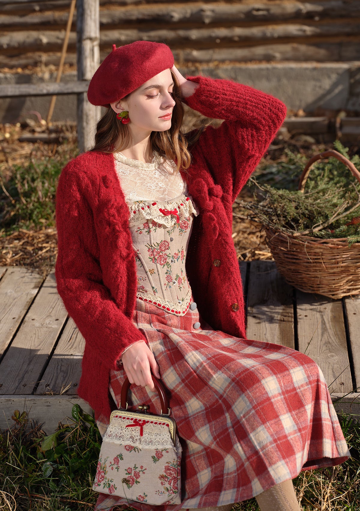 (US Exclusive) Rosey Christmas Cottage Skirt
