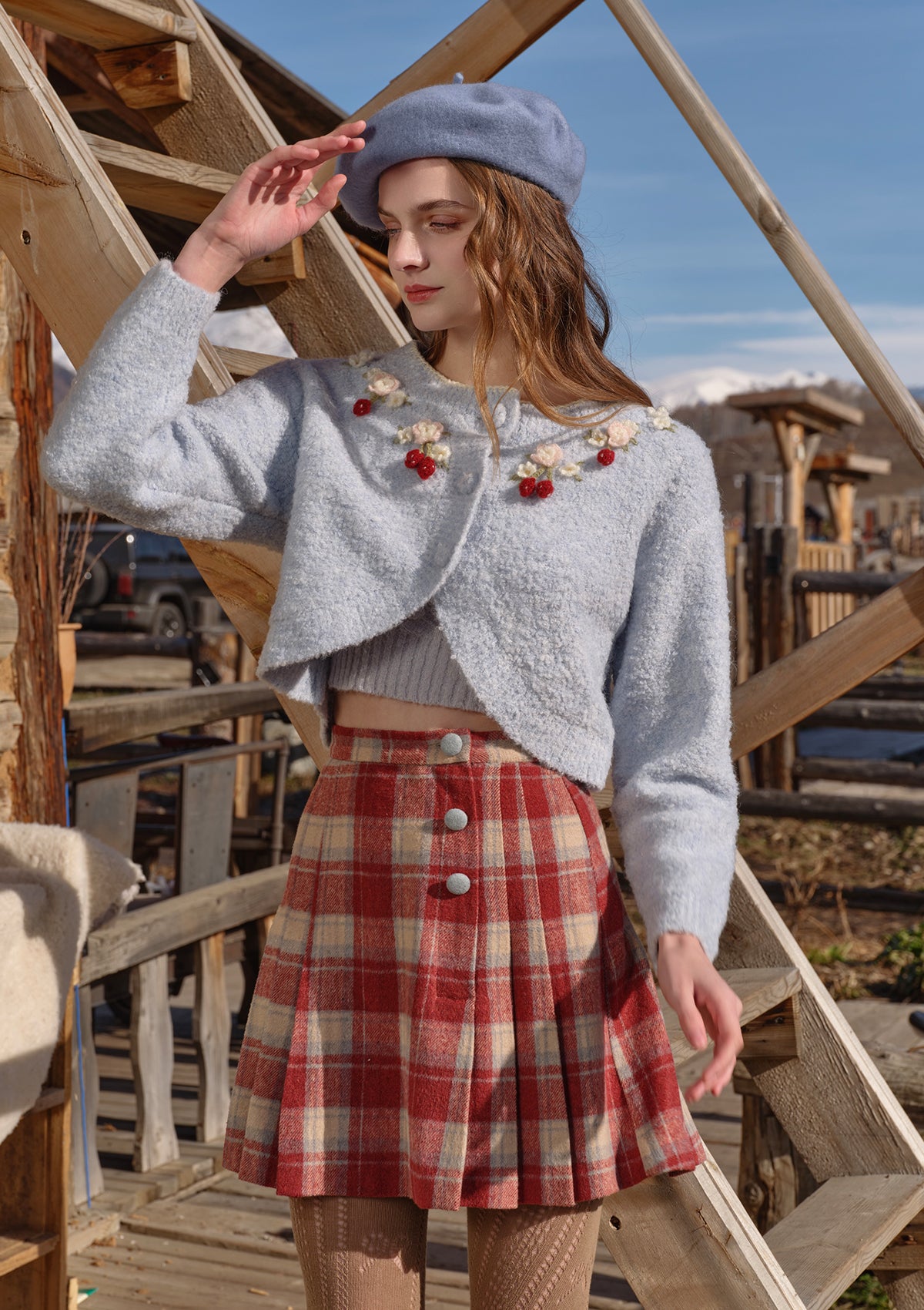 (US Exclusive) Rosey Christmas Cottage Skirt