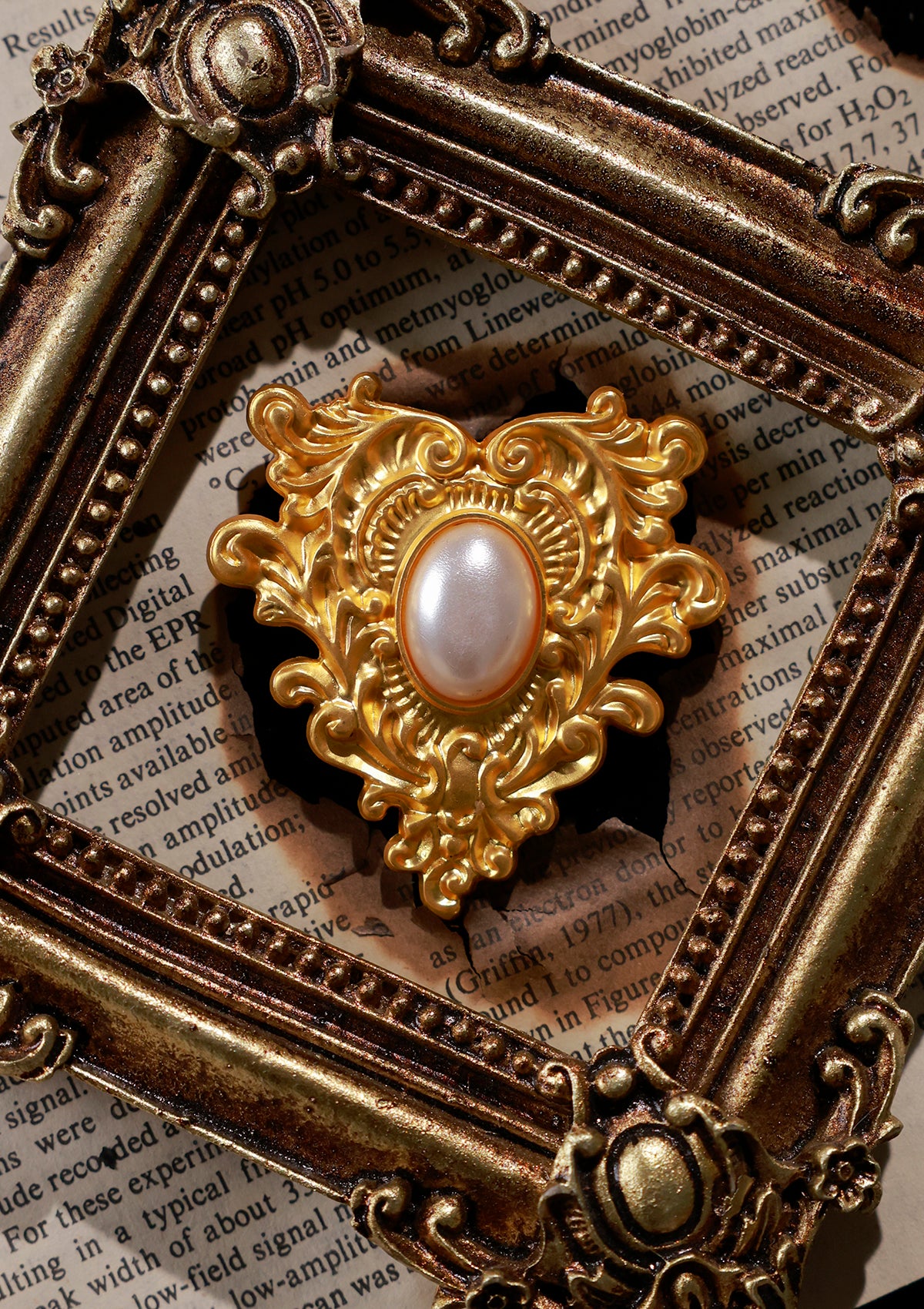 Gold Wire Shield Pearl Brooch