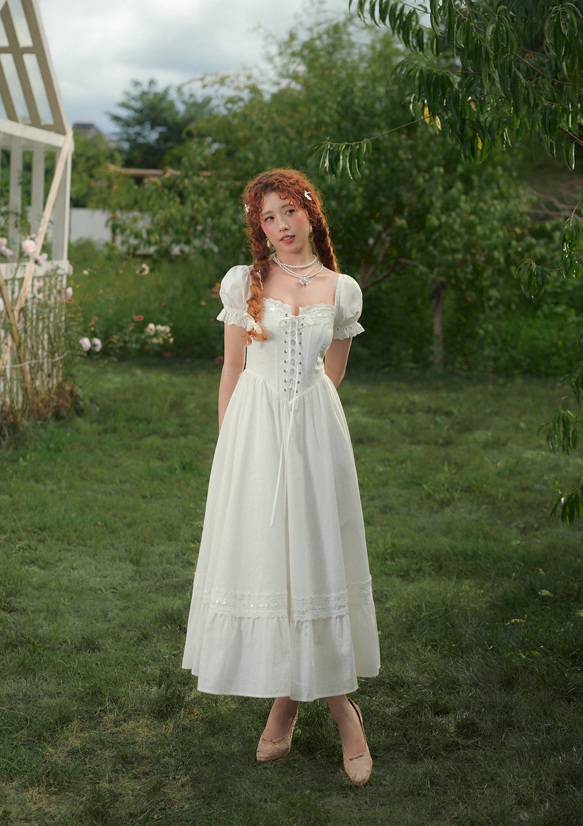 Korsett-Kleid „Reines Weiß“ mit Glyzinien