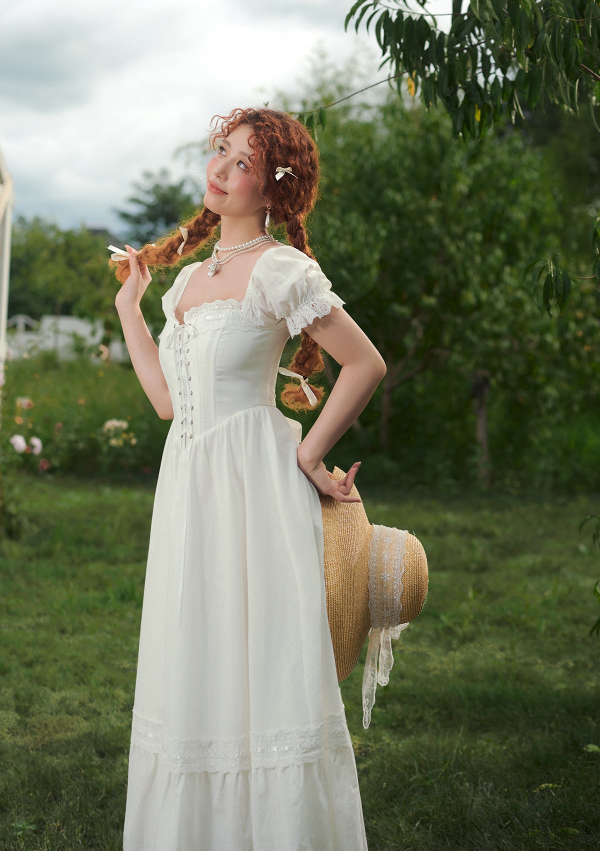 Korsett-Kleid „Reines Weiß“ mit Glyzinien