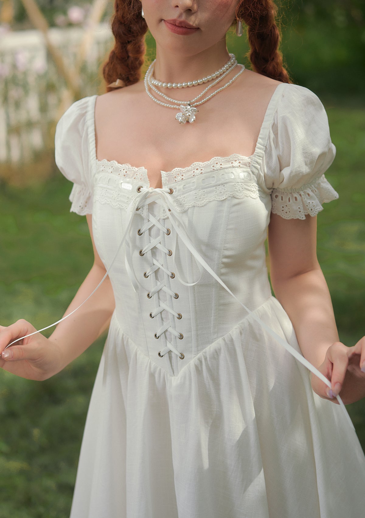 Korsett-Kleid „Reines Weiß“ mit Glyzinien
