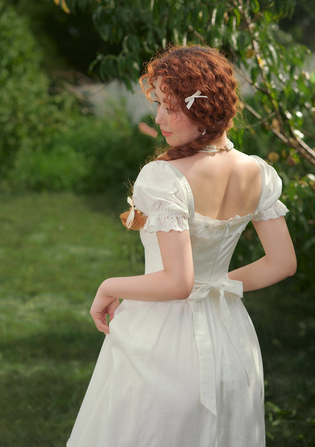 Korsett-Kleid „Reines Weiß“ mit Glyzinien