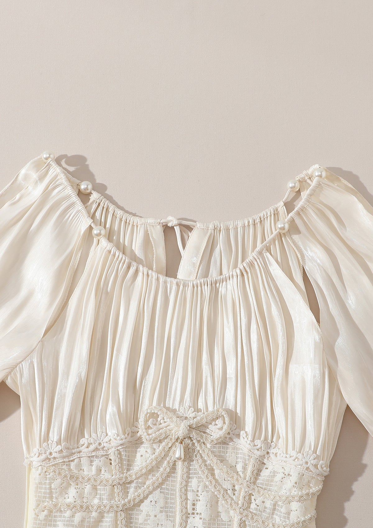 Lacemade "Du Cocon au Papillon" - Pearl neckline and petal cutouts
