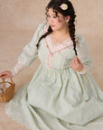 Ausgestelltes Strohhutkleid in Übergröße