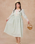 Ausgestelltes Strohhutkleid in Übergröße