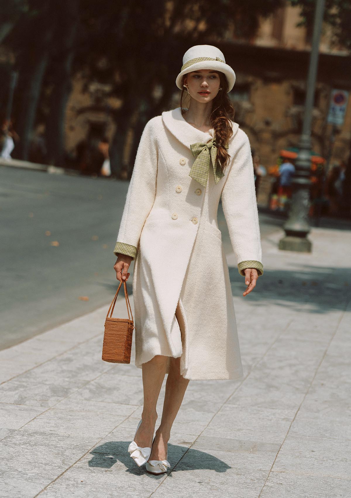 Sunlit Daisy Wool Coat (white)