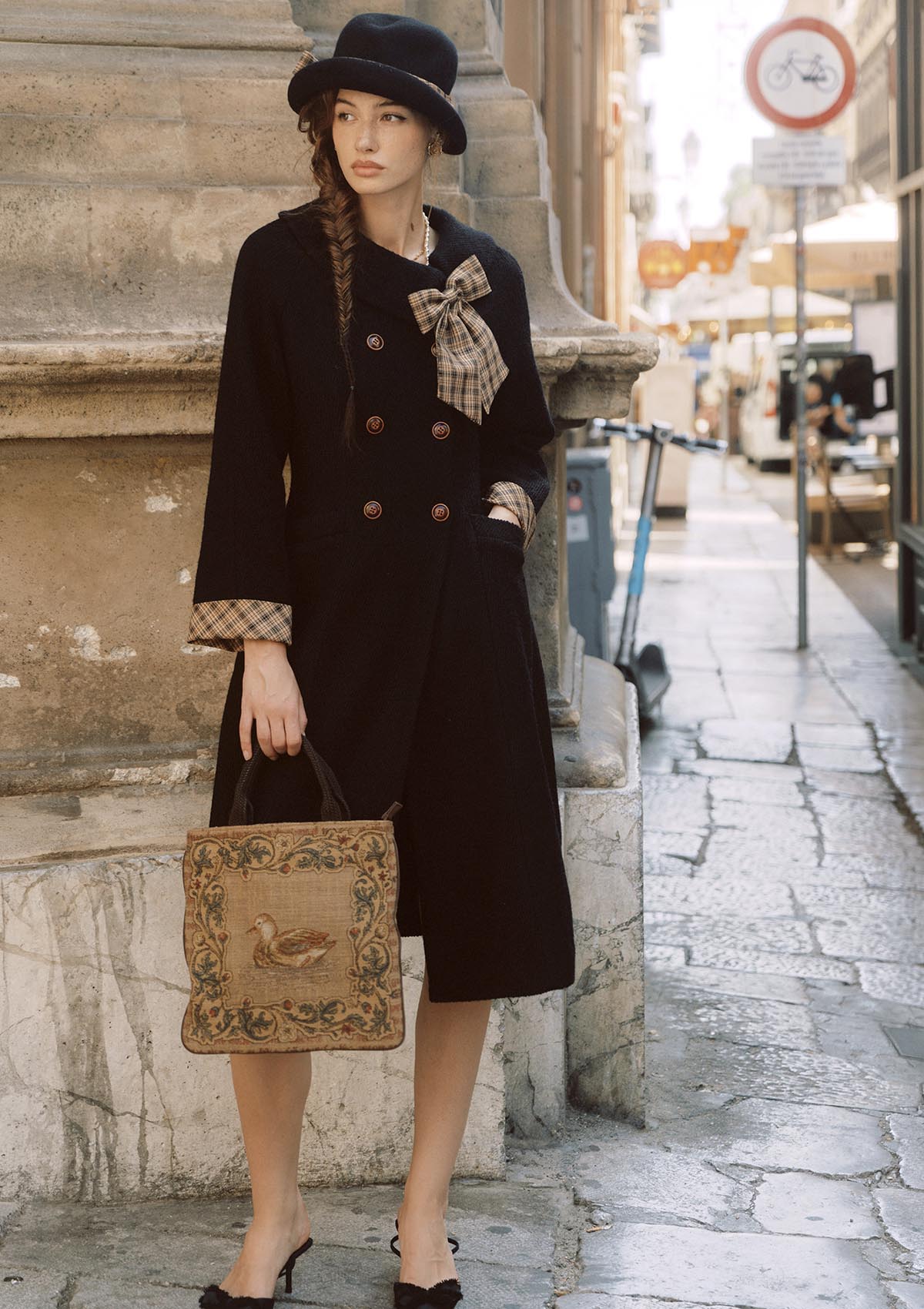 Sunlit Daisy Wool Coat (black)