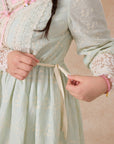 Ausgestelltes Strohhutkleid in Übergröße