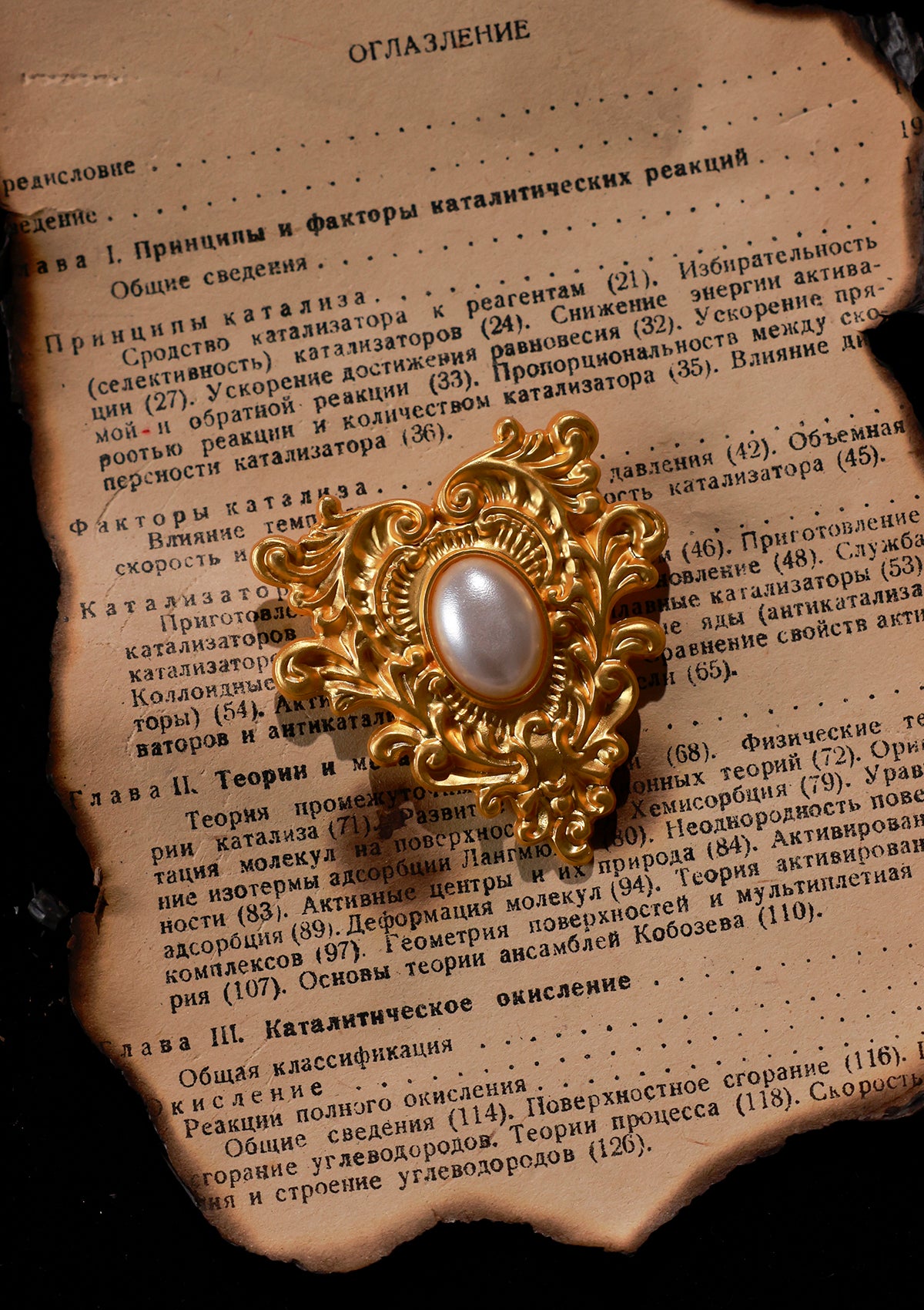 Golddraht-Schild-Perlenbrosche
