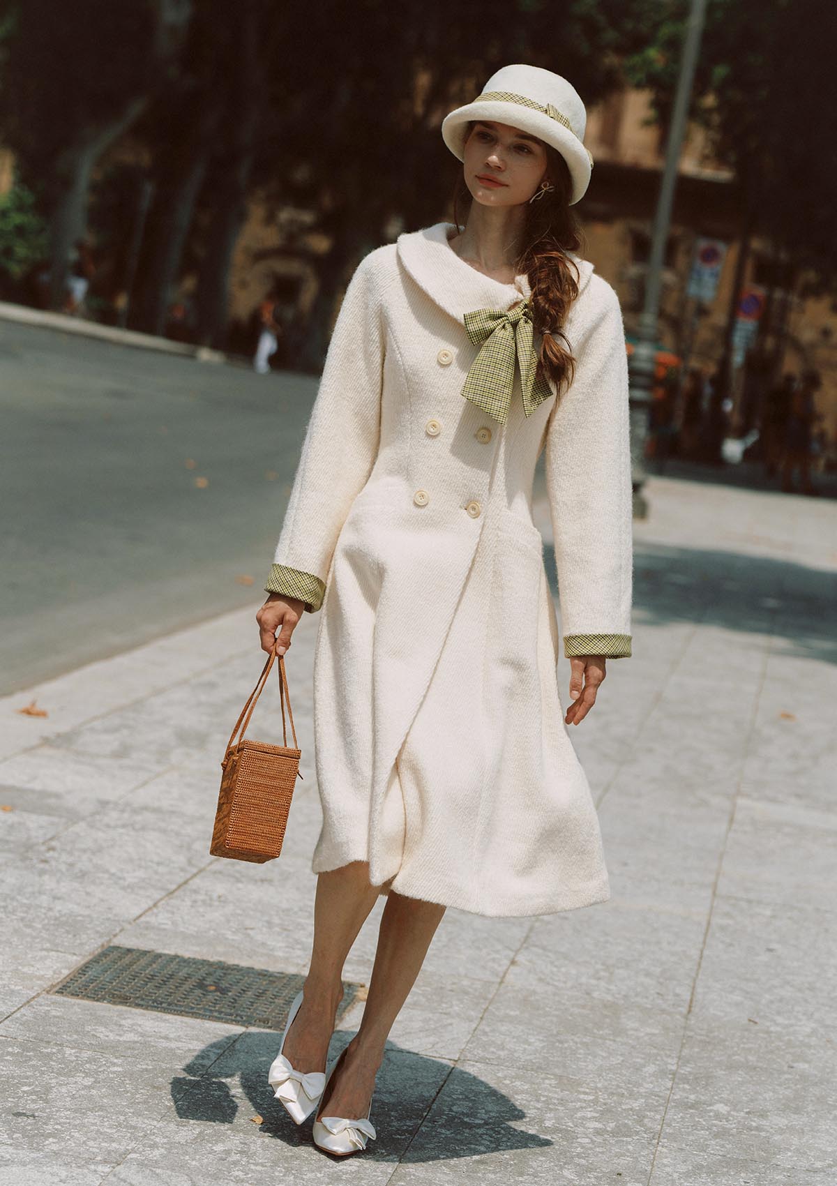 Sunlit Daisy Wool Coat (white)