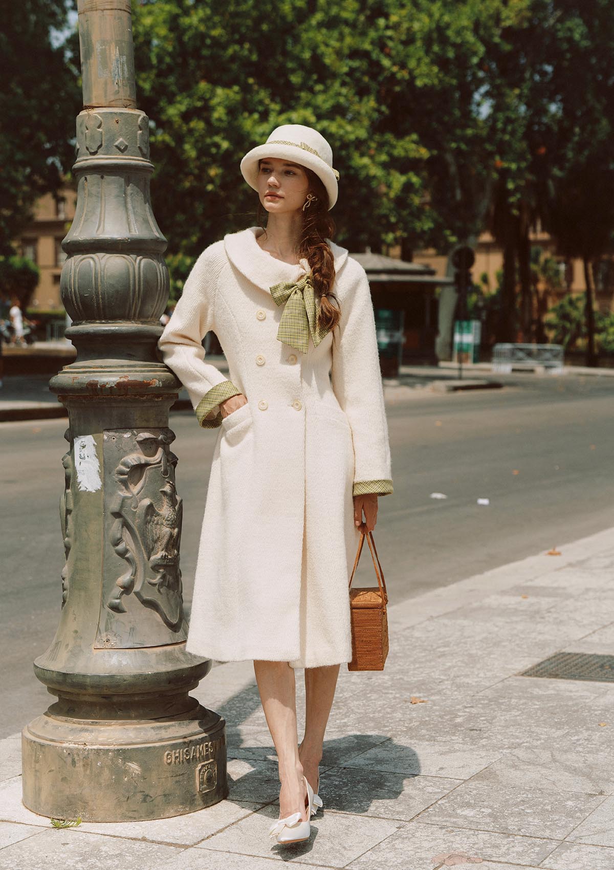 Sunlit Daisy Wool Coat (white)