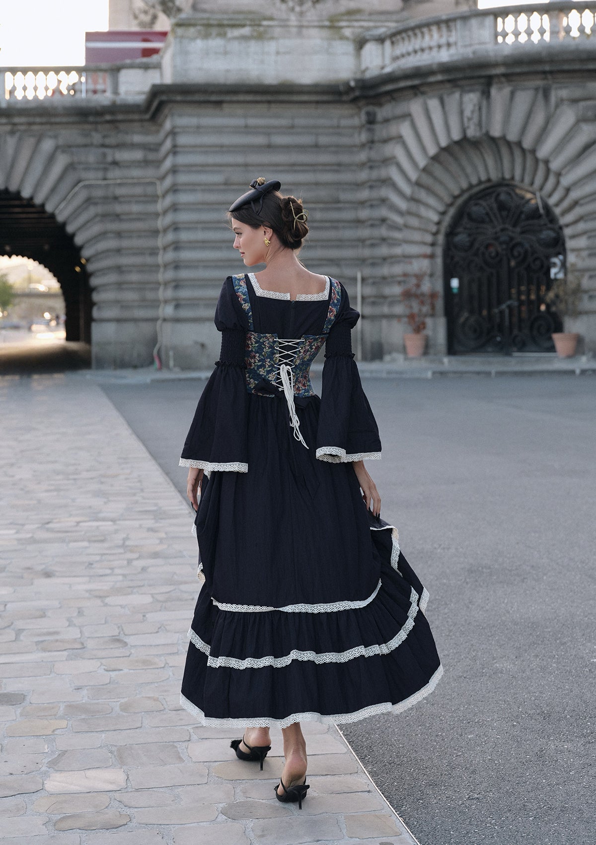 Saphirblaues Walzerkorsettkleid