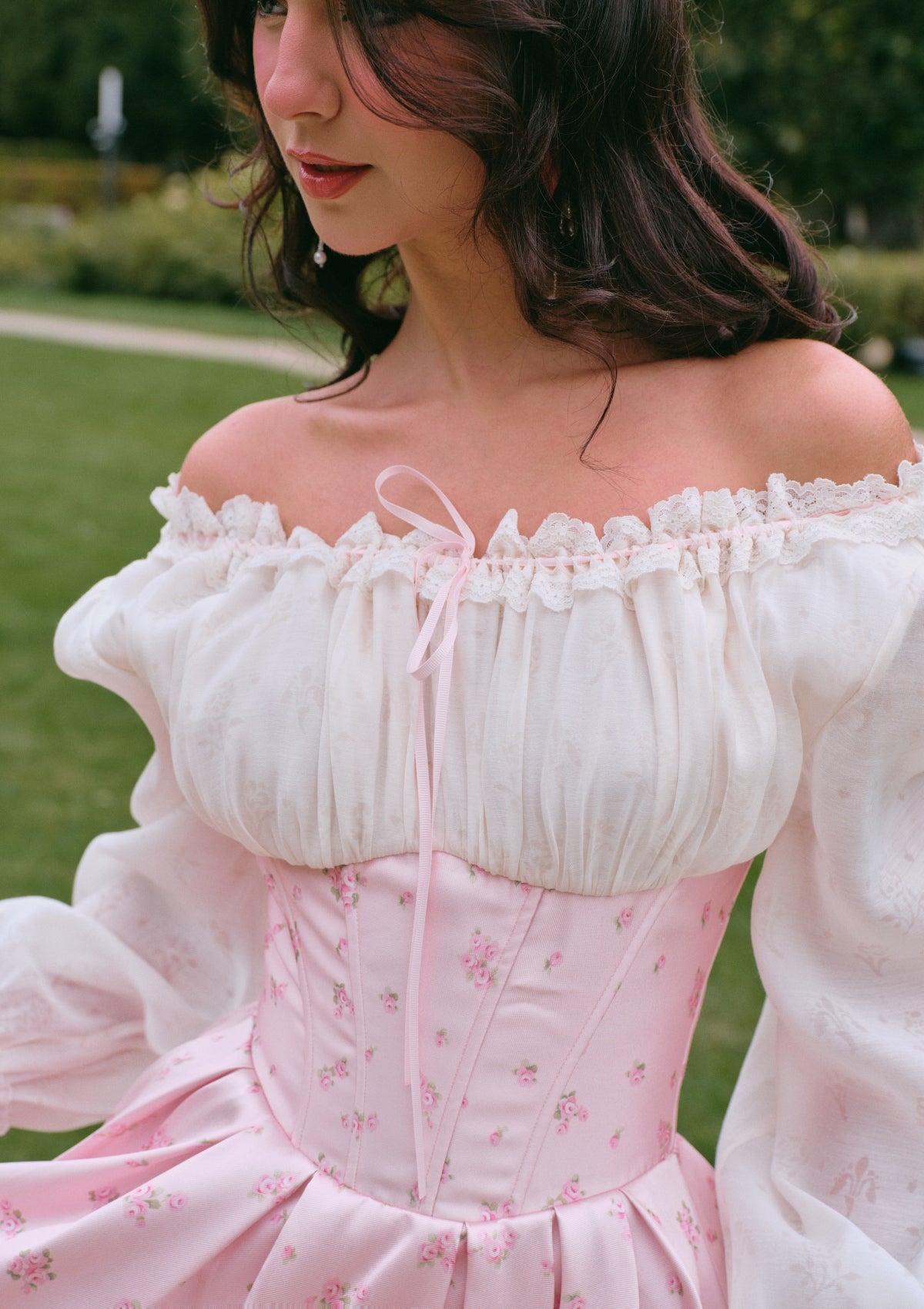 Korsettkleid mit Rosenbewegung