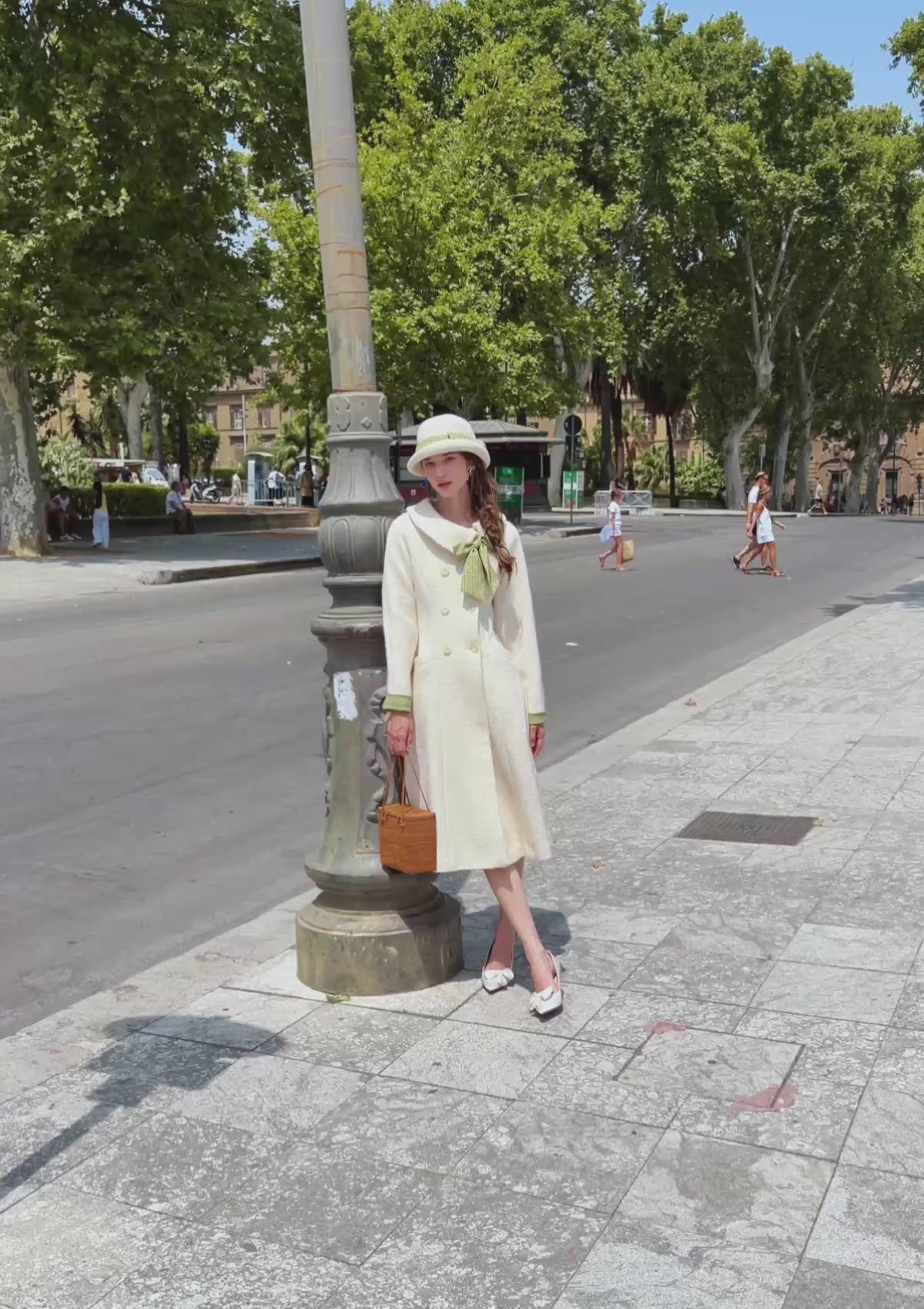 Sunlit Daisy Wool Coat (white)
